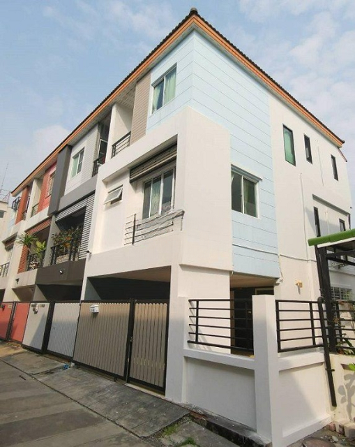 มีสนามหญ้าข้างบ้าน  เดอะสตรีท 3กม. MRTสุทธิสาร 1.8 กม.  ให้เช่าทาวน์โฮม 3 ชั้นหลังมุม ถ.รัชดา 22ตร.วา.242ตร.ม.นานาชาติ KIS2.9กม. 3นอน