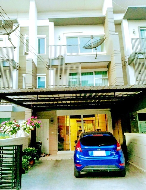 MRT ศรีบูรพา 1.7กม.ถ.รามคำแหง58-62 พระราม 9 ทาวน์โฮม 3ชั้น 240ตร.ม.3นอน ตลาดบางกะปิ 2.4 กม. เข้าออกได้ 2 ทาง ทาวน์อเวนิว             