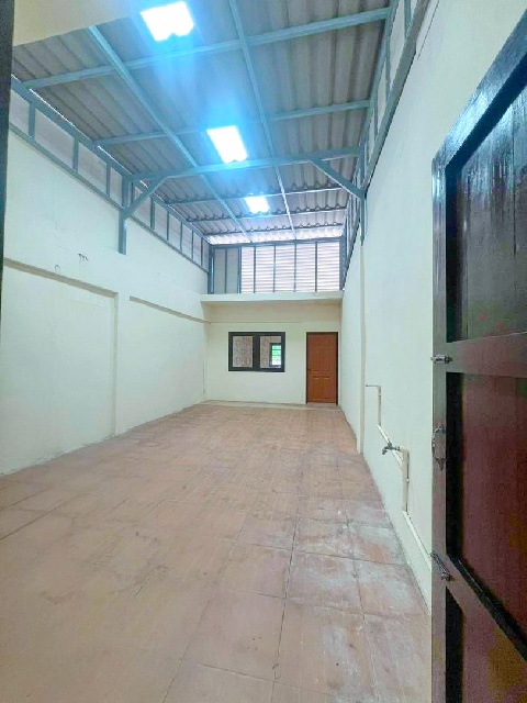 MRTบางกะปิ 1กม. เดอะมอลล์ บางกะปิ 1.15กม. อาคารพาณิชย์ 4ชั้น 18ตร.วา.280ตร.ม.ม.รัตนบัณฑิต 1.2 กม. 4นอน 4น้ำ ลาดพร้าว 126-132