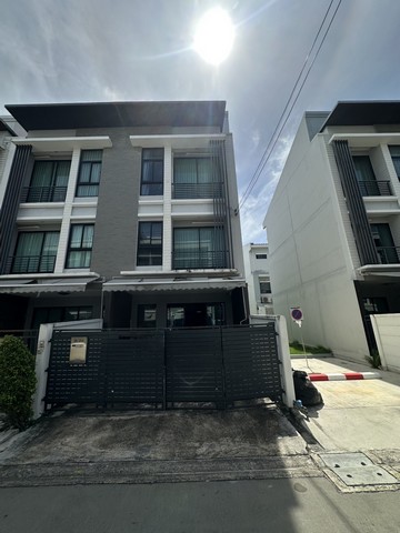 ขายด่วน ทาวน์โฮม 3 ชั้น หลังริม บ้านกลางเมือง พระราม 9  รามคำแหง เทพลีลา ด้านข้างไม่ติดบ้านใคร เป็นส่วนตัวมาก