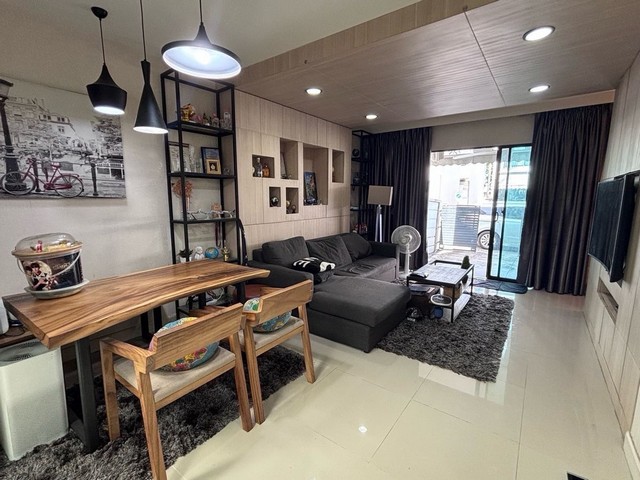 ขายด่วน ทาวน์โฮม 3 ชั้น หลังริม บ้านกลางเมือง พระราม 9  รามคำแหง เทพลีลา ด้านข้างไม่ติดบ้านใคร เป็นส่วนตัวมาก