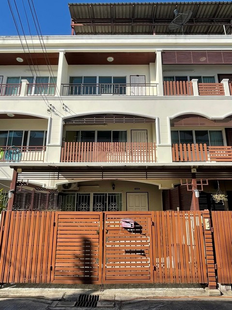 ขายทาวน์โฮม 3 ชั้น + ดาดฟ้า 25 ตรว. 200 ตรม. 4 ห้องนอน ซอยพัฒนาการ 30 ทำเลดีมาก บ้านสภาพดี ใกล้ทางด่วน