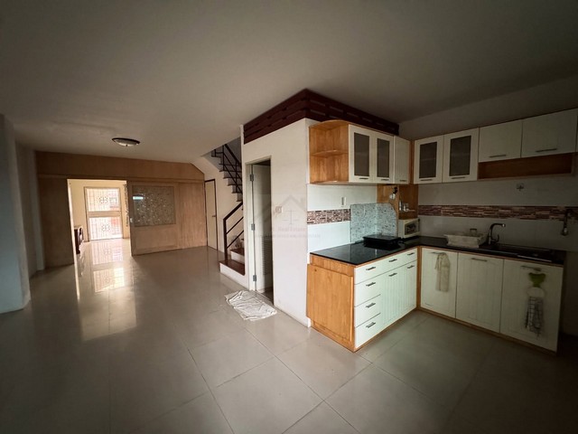 ขายทาวน์โฮม 3 ชั้น + ดาดฟ้า 25 ตรว. 200 ตรม. 4 ห้องนอน ซอยพัฒนาการ 30 ทำเลดีมาก บ้านสภาพดี ใกล้ทางด่วน