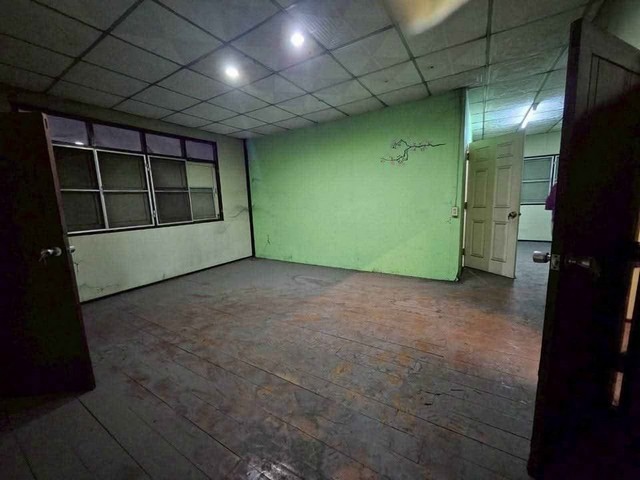 ให้เช่าตึกพร้อมโกดังทำติดถนนบ้านบึงชลบุรี344ตึก 2 คูหา 3 ห้องนอน 2 ห้องน้ำ โกดังพื้นที่ประมาณ 500 ตรม