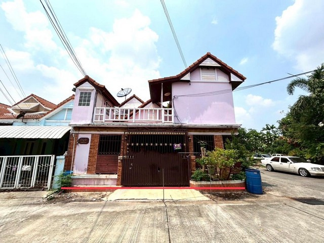 ขายทาวน์เฮ้าส์หมู่บ้าน วรารักษ์ รังสิต - คลอง 3 ถ.เลียบคลองสาม ต.คลองสาม อ.คลองหลวง จ.ปทุมธานี