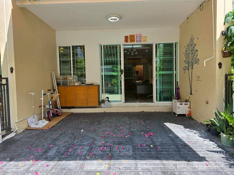 ขายทาวน์โฮม 3 ชั้น ปรับปรุงใหม่ บ้านกลางเมือง สาทรตากสิน เนื้อที่ 20 ตรว 3นอน 3น้ำ บ้านหลังมุม สภาพดี - ghd000103