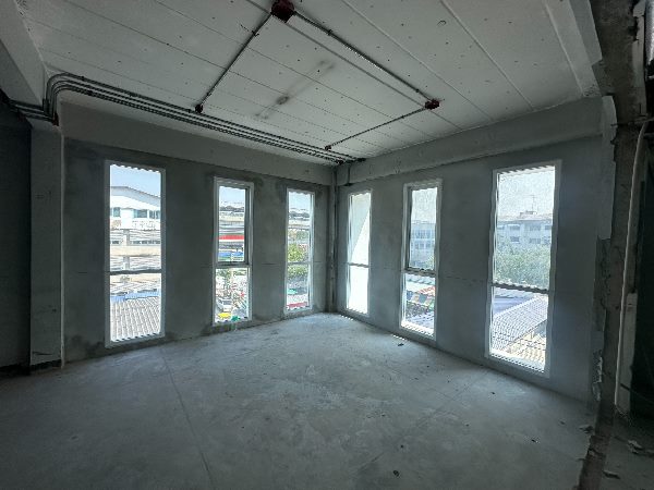 ขายโฮมออฟฟิศ 4 ห้องติดรถไฟฟ้า รัตนาธิเบศร์ นนทบุรี พร้อมพื้นที่จอดรถด้านหลัง