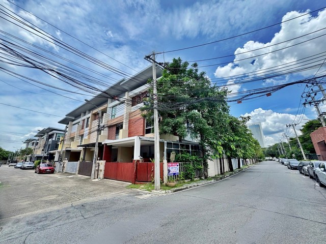 ขายบ้าน 3 ชั้น หลังมุม ภัทรโมทาวน์ แจ้งวัฒนะ 19 อยู่หน้าคลับเฮ้าส์ 35 ตร.ว. ต่อเติมครบ พร้อมอยู่ ใกล้สถานีรถไฟฟ้าสายสีชม