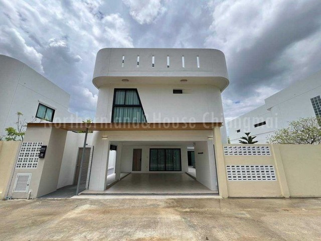 พูลวิลล่าสร้างใหม่ 2 ชั้น สไตล์โมเดิร์น วิวทุ่งนา โซนหางดง 