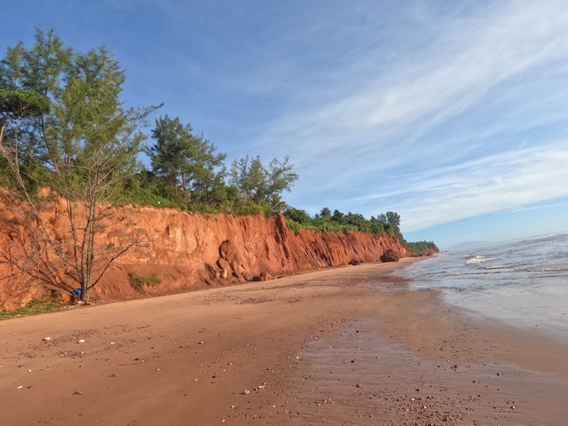 อสังหาเลือกดูจับจองได้ ที่ติดทะเล 2.5 ลบ./ไร่ ฝั่งแดง ผาแดง หายาก ประจวบ บางสะพานน้อย สวยมากแปลงนี้ ขายถูกสุดในย่านนี้ ไร่ละ 2.5 ล้านบาท 