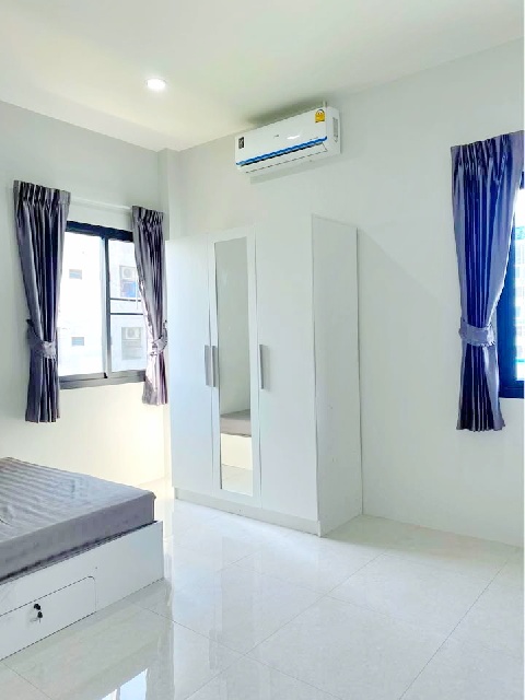 โลตัส  ลาดกระบัง 900ม. หลวงแพ่ง ให้เช่าบ้าน 1หลัง 19ตร.วา. APLสุวรรณภูมิ 4กม. 2 นอน 2 น้ำ สจล.4 กม.พร้อมเฟอร์ ตลาดหัวตะเข้ 1.7 กม.