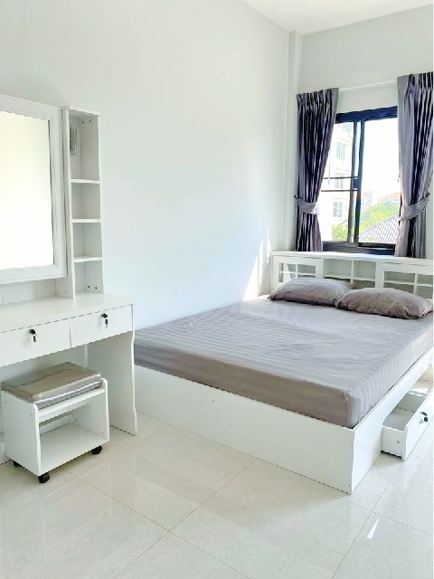 APLสุวรรณภูมิ 4กม. โลตัส  ลาดกระบัง 900ม. หลวงแพ่ง ให้เช่าบ้าน 1หลัง 18ตร.วา.  2 นอน 2 น้ำ สจล.4 กม.พร้อมเฟอร์ ตลาดหัวตะเข้ 1.7 กม.