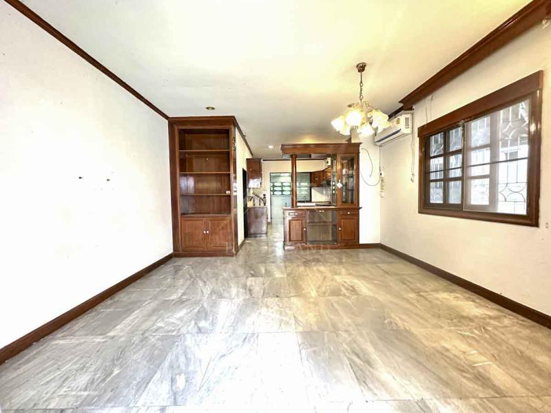 ทาวน์เฮ้าส์ 2 ชั้น หมู่บ้าน ลภาวัน 1 บางบัวทอง หลังริม