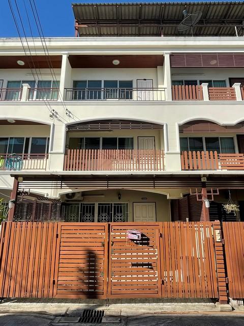 ขายทาวน์โฮม 3 ชั้น 25 ตรว. มีดาดฟ้า ซอยพัฒนาการ 30 ทำเลดี บ้านสภาพดี ใกล้ทางด่วน