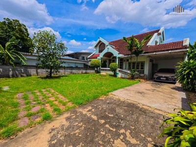 ขายบ้านเดี่ยว ซอยลาดพร้าววังหิน 52 บ้านเล่นระดับ สวยมีสไตล์ พร้อมสนามหญ้าหน้าบ้านกว้าง  ทำเลดีมากในย่านลาดพร้าว-วังหิน ใกล้แหล่งชุมชน