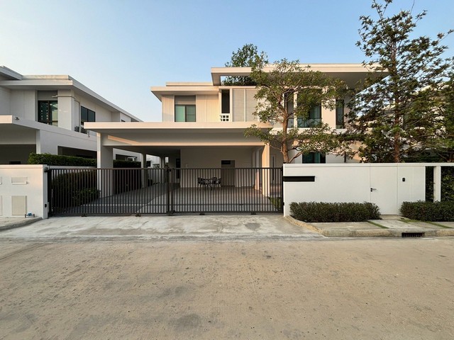 มัณฑนา บางนา กม.15 Fully furnished 4 ห้องนอน 5 ห้องน้ำ 1 ห้องแม่น้ำห้องน้ำในตัว Master bedroom with walk-in closet