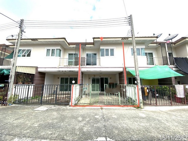 ขายทาวน์เฮ้าส์หมู่บ้าน โฮมอินทาวน์ ถ.พานทอง - บ้านไร่ ต.พานทอง อ.พานทอง  ชลบุรี