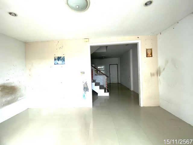 ขายทาวน์เฮ้าส์หมู่บ้าน โฮมอินทาวน์ ถ.พานทอง - บ้านไร่ ต.พานทอง อ.พานทอง  ชลบุรี