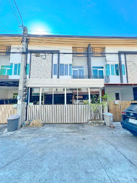 MRT ราษฎร์พัฒนา 900ม.ให้เช่าทาวน์โฮม 2 ชั้น 21ตร.วา.170ตร.ม.นานาชาติฮีทฟิลด์ 3.3 กม. 4นอน  ตลาดน้ำขวัญเรียม 1.5 กม. บางชัน  1.9 กม.