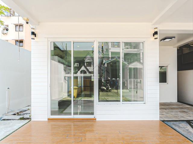 ขายทาวน์โฮม 4 ชั้น 627 ตรม. ซ.ลาดพร้าว 110 ใกล้รถไฟฟ้า สายสีเหลือง ( รีโนเวทใหม่ )