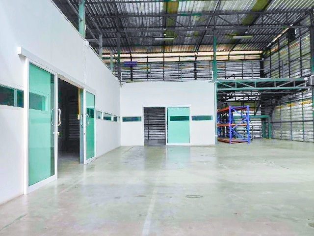 โกดัง พร้อมบ้านเดี่ยว MRT บางรักน้อย-ท่าอิฐ 1.4 กม. ห้องประชุม 800 ตร.ม.200 ตร.วา. ตลาดแยกบางพลู 4.3 กม. บิ๊กซีท่าอิฐ 2.6 กม.2 นอน 2 น้ำ 