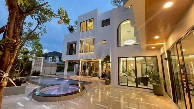 พูลวิลล่าหรู สไตล์โมเดิร์น วิวดอยสุเทพ ใกล้เซ็นทรัลเฟส