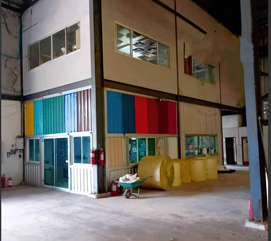 ขายที่ดินพร้อมสิ่งปลูกสร้าง/โรงงาน  ติดถนนใหญ่  เนื่อที่15 ไร่ 1งานมีใบ รง.4 พื้นที่สีม่วง