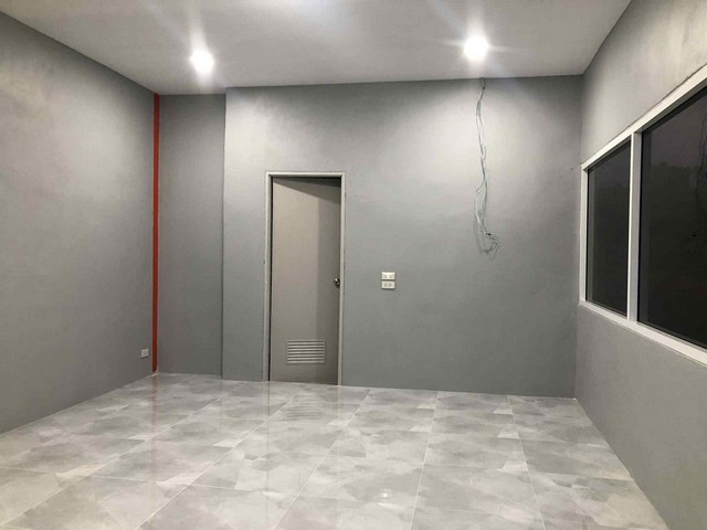 โกดังว่างให้เช่าเพิ่งสร้างเสร็จใหม่ อยู่ห่างถนน 331 เพียง 1 กิโลเมตรสีเหลืองอ่อน พนัสนิคมจังหวัดชลบุรี