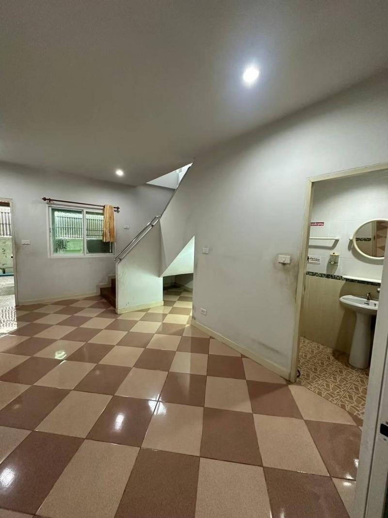 ขายด่วน #ขายต่ำกว่าราคาประเมิน 4.8 ล้าน #ติดถนนหลักเชียงใหม่-ดอยสะเก็ด 39 ตรว. อาคารพาณิชย์ 2 ชั้น #โซนสันทราย #ค้าขายได้ #ใกล้แยกแม่กวง