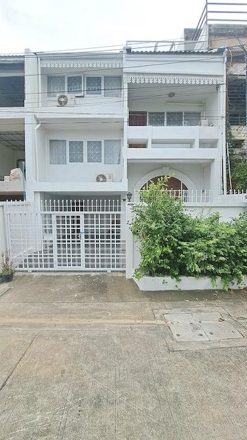 ให้เช่าทาวน์โฮม 3 ชั้น 26.2 ตรว. ย่านเอกมัย 22 ใกล้ทองหล่อ เหมาะพักอาศัย หรือทำโฮมออฟฟิศ