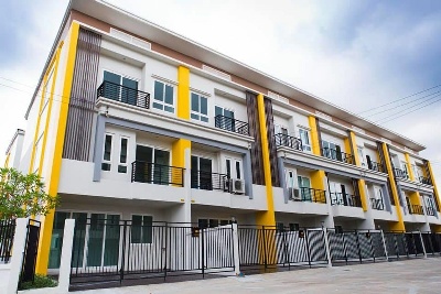 APLลาดกระบัง 4.3กม  พระจอมเกล้าลาดกระบัง 1กม. สนามบินสุวรรณภูมิ1กม.ทาวน์โฮม 3ชั้น 25ตร.วา. 285ตร.ม. จัดเต็มเฟอร์ 4นอนรพ.จุฬารัตน์ 8 400ม.  