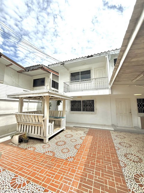 P857ให้เช่า ขาย บ้านเดี่ยว 2 ชั้น ซอยลาดพร้าว 132 เข้าทางซอยลาดพร้าว 130 และซอยรามคำแหง 81 ได้ ใกล้ BTSลาดพร้าว 101