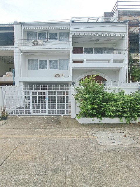 ให้เช่าทาวน์โฮม 3 ชั้น 5 ระดับ 5 ห้องนอน ซอยเอกมัย 22 เหมาะพักอาศัย หรือทำโฮมออฟฟิศ