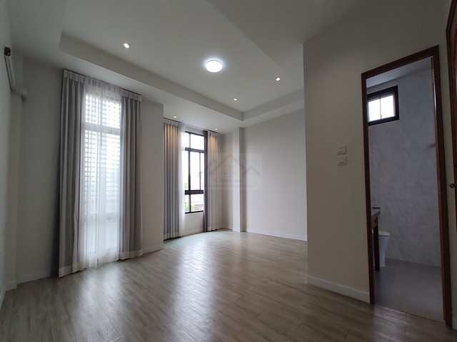 ขายทาวน์โฮม 3.5 ชั้น ขนาดใหญ่ หลังมุม 44 ตรว. ลาดพร้าว 25 หน้าบ้านกว้าง 12 เมตร ใกล้แยกรัชดาลาดพร้าว ใกล้ MRT ลาดพร้าว