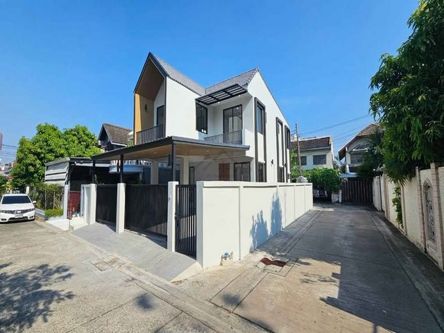 ขายบ้านเดี่ยว 2 ชั้นหลังมุม 42 ตรว. 3 ห้องนอน รีโนเวทใหม่ ถนนสุขุมวิท 60/1 ใกล้ BTS บางจาก 700 เมตร
