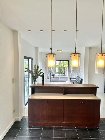 บ้านเดี่ยว 2 ชั้น สไตล์มินิมอล รีโนเวทใหม่ วิวสวย สันกำแพง