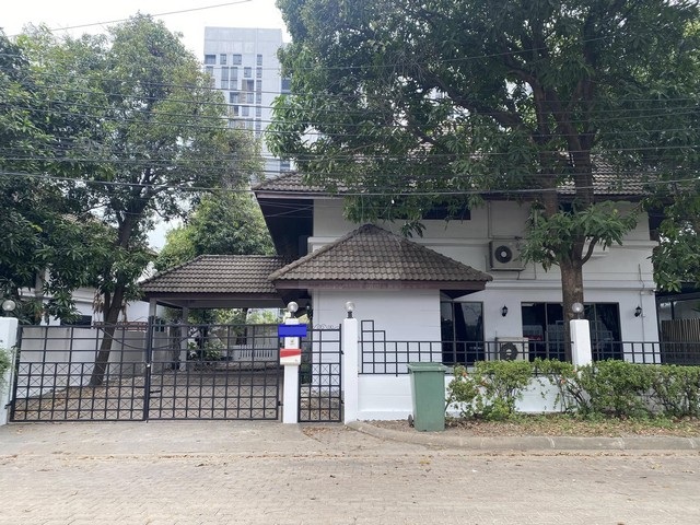 ให้เช่าบ้านเดี่ยว 140 ตรว. เหม่งจ๋าย ประชาอุทิศ รัชดา ใกล้เลียบด่วน-รามอินทรา เหมาะทำออฟฟิศ หรืออยู่อาศัย