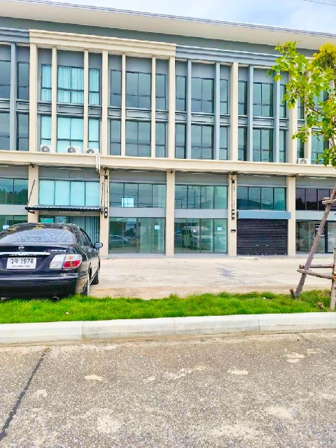 ถ.รังสิต-นครนายก ฟิวเจอร์พาร์ครังสิต 2.1 กม.คลอง1 ให้เช่าอาคารพาณิชย์ 3.5 ชั้น 220 ตร.ม.17 ตร.วา.เสนา  ม.รังสิต 6.1กม.3 นอน 3 น้ำ   อเวนิว