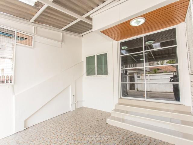 ขายทาวน์เฮ้าส์ 3 ชั้น 24 ตรว. 5 ห้องนอน ซอยอินทามระ 35 ใกล้ MRT สุทธิสาร ( รีโนเวททั้งหลัง )