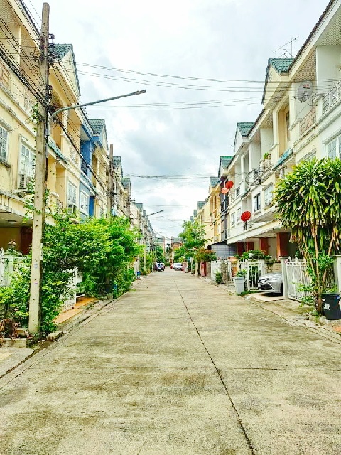 เซ็นทรัล MRT ลาดพร้าว83 1.9 กม. อีสต์วิลล์ 600ม.ให้เช่าทาวน์โฮม 3 ชั้น 18 ตร.วา.220ตร.ม.4นอน 18ตร.วา.รร.นานาชาตินีวา 1.3 กม. พร้อมเฟอร์ 