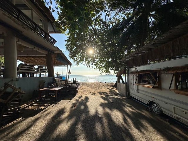 ขายบ้านพูลวิลล่าหรู 3 ชั้น พร้อมสระว่ายน้ำส่วนตัว Ban Thewaran พัทยา  เพียง 100 เมตรจากชายหาดนาจอมเทียน