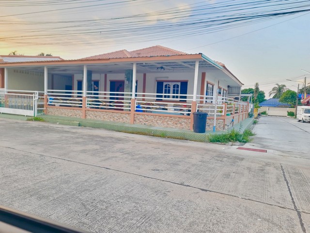 บ้านเดี่ยวหลังริมติดถนนสายเมน์ทำเลค้าขาย เนื้อที่60ตารางวา 3ห้องนอน2ห้องน้ำ