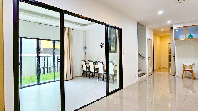 BTSรพ.ภูมิพลอดุลยเดช 2กม. วัชรพล เพิ่มสิน 500ม. ทางด่วนเอกมัย เช่าบ้านเดี่ยว โนเบิล 2ชั้น  52 ตร.วา..3 นอน พร้อมเฟอร์  6 แอร์