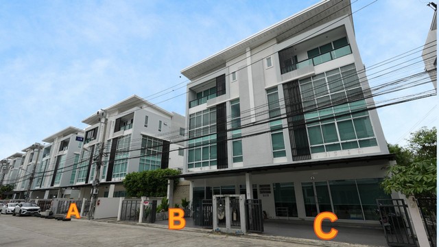 ขายหรือเช่า โฮมออฟฟิศ4ชั้น Biz Galleria นวลจันทร์ จำนวน 3 ตึก ต่อเติมครัวและสระว่ายน้ำหรู ทำเลโซนเลียบด่วน