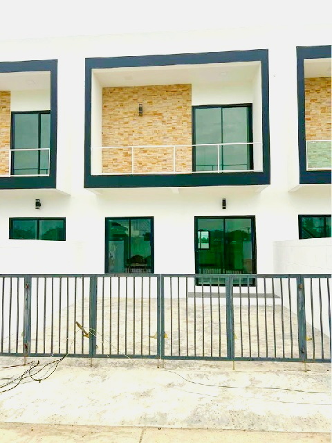 รร.วัดบ้านหีบ 1.8 กม.โลตัส นิคมโรจนะ อยุธยา 2กม. ให้เช่าทาวน์เฮาส์ใหม่ 2 ชั้น 25ตร.วา 3นอน