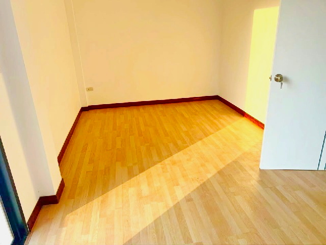 รร.วัดบ้านหีบ 1.8 กม.โลตัส นิคมโรจนะ อยุธยา 2กม. ให้เช่าทาวน์เฮาส์ใหม่ 2 ชั้น 25ตร.วา 3นอน