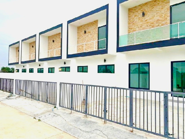 โลตัส นิคมโรจนะ อยุธยา 2กม. รร.วัดบ้านหีบ 1.8 กม. ให้เช่าทาวน์เฮาส์ใหม่ 2 ชั้น 26ตร.วา.206 ตร.ม.