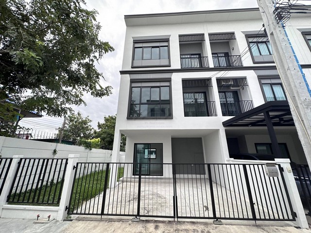ให้เช่าทาว์นโฮม 3 ชั้นหลังมุม 3 ห้องนอน โครงการบ้านลุมพินี ทาวน์เพลส สุขุมวิท-ศรีนครินทร์ ซอยสุขุมวิท 113 ใกล้ BTS สำโรง และ BTS ศรีด่าน