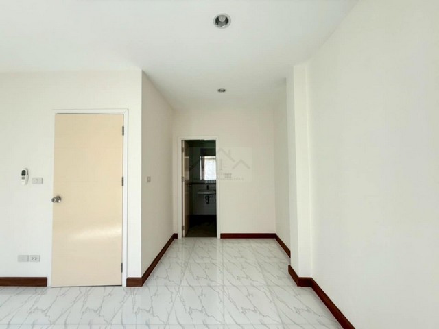 ขายทาว์นโฮม 3 ชั้น THE EXCLUSIVE วงแหวน-รามอินทรา ติดถนนใหญ่ ใกล้แฟชั่นไอซ์แลนด์  รีโนเวทใหม่พร้อมอยู่