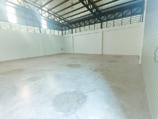 พื้นที่สีม่วง โรงงาน เอแบค บางนา 3กม. นิคมอุตสาหกรรมเวลโกรว์ 3.5กม. ให้เช่าโกดัง 2 ชั้น ติดถนนใหญ่ บางนา-ตราด 508 ตร.ม. กรุงเทพ-ชลบุรี